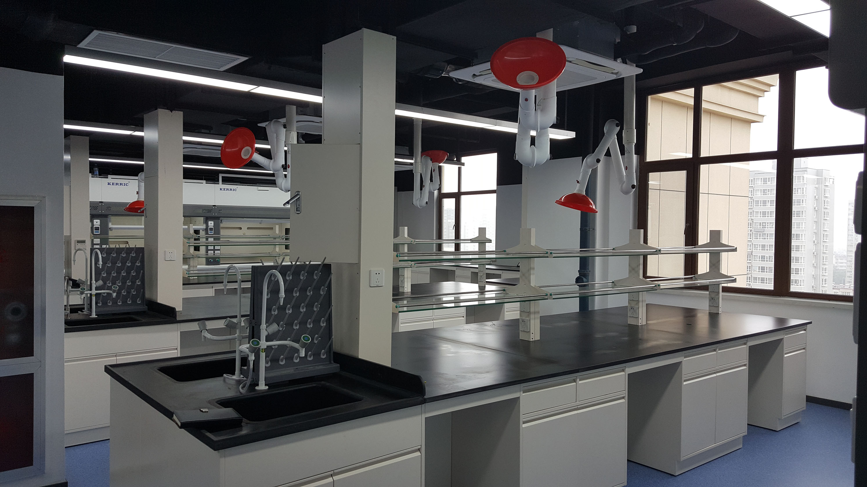 實(shí)驗(yàn)室邊臺(tái)